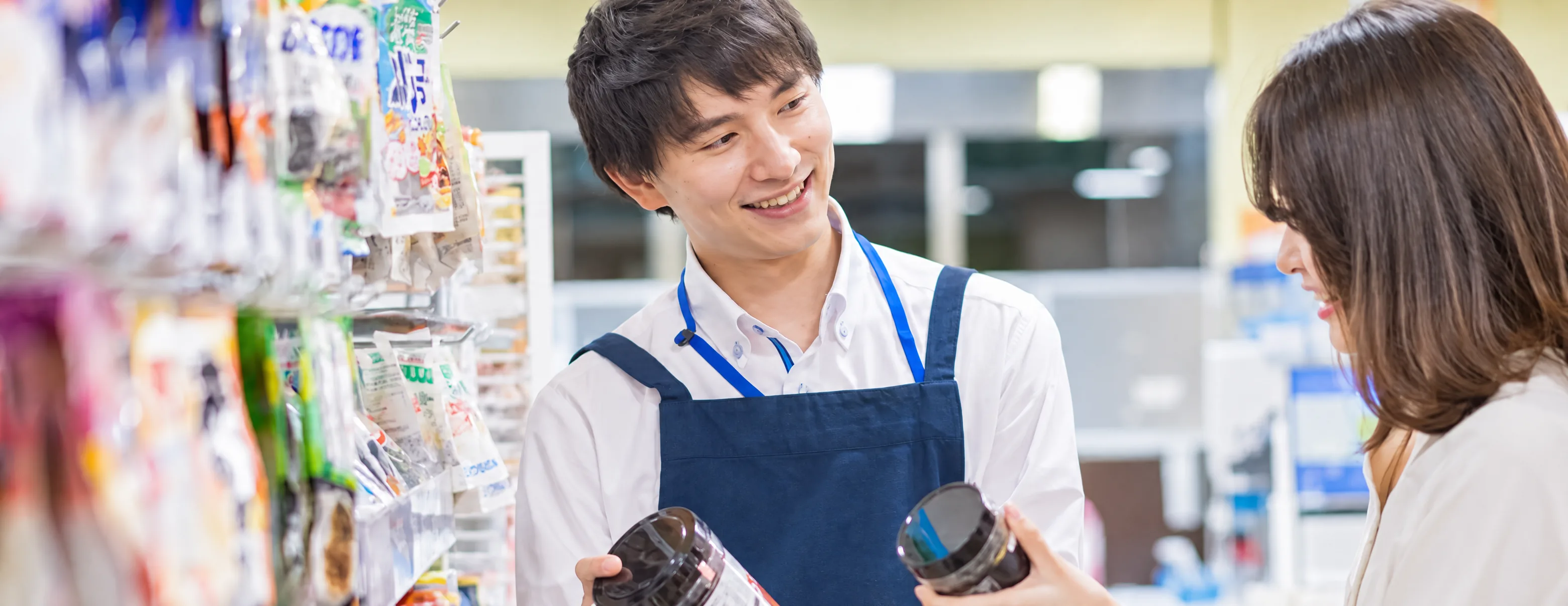 店頭で接客するecoeatスタッフ