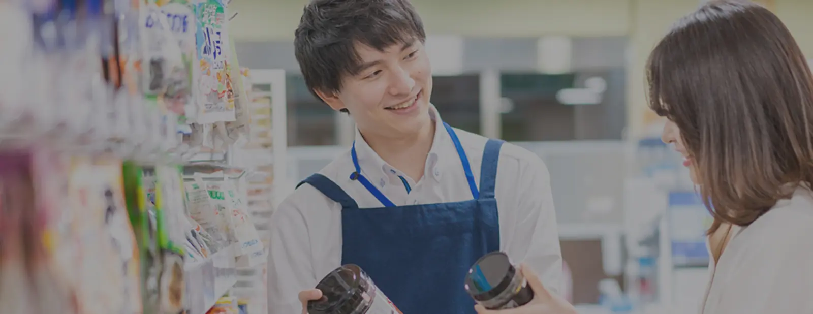 店頭で接客するecoeatスタッフ