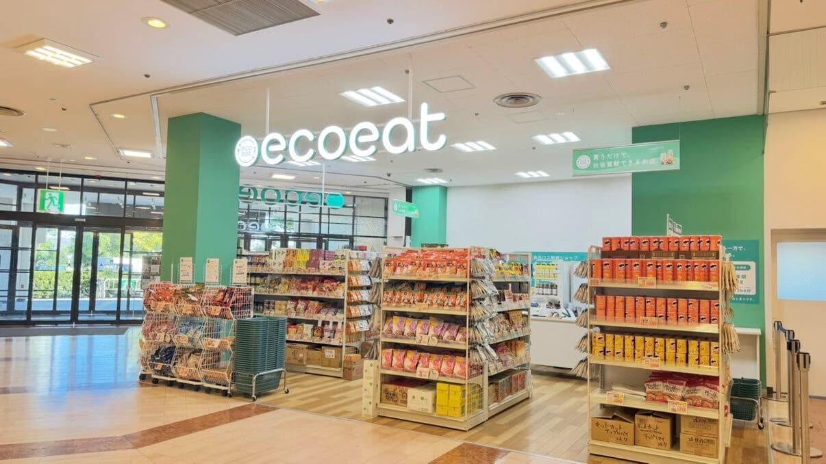 ecoeat おおとりウイングス店の店頭。ecoeatの看板と、ずらりと並んだお菓子の売場