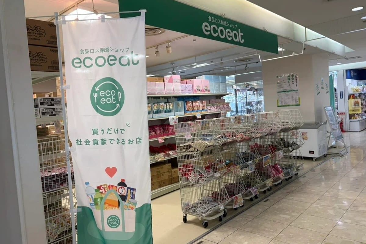 ecoeat 宝塚逆瀬川店の店頭。アピアさかせがわ2階の売場に並ぶ商品とのぼり