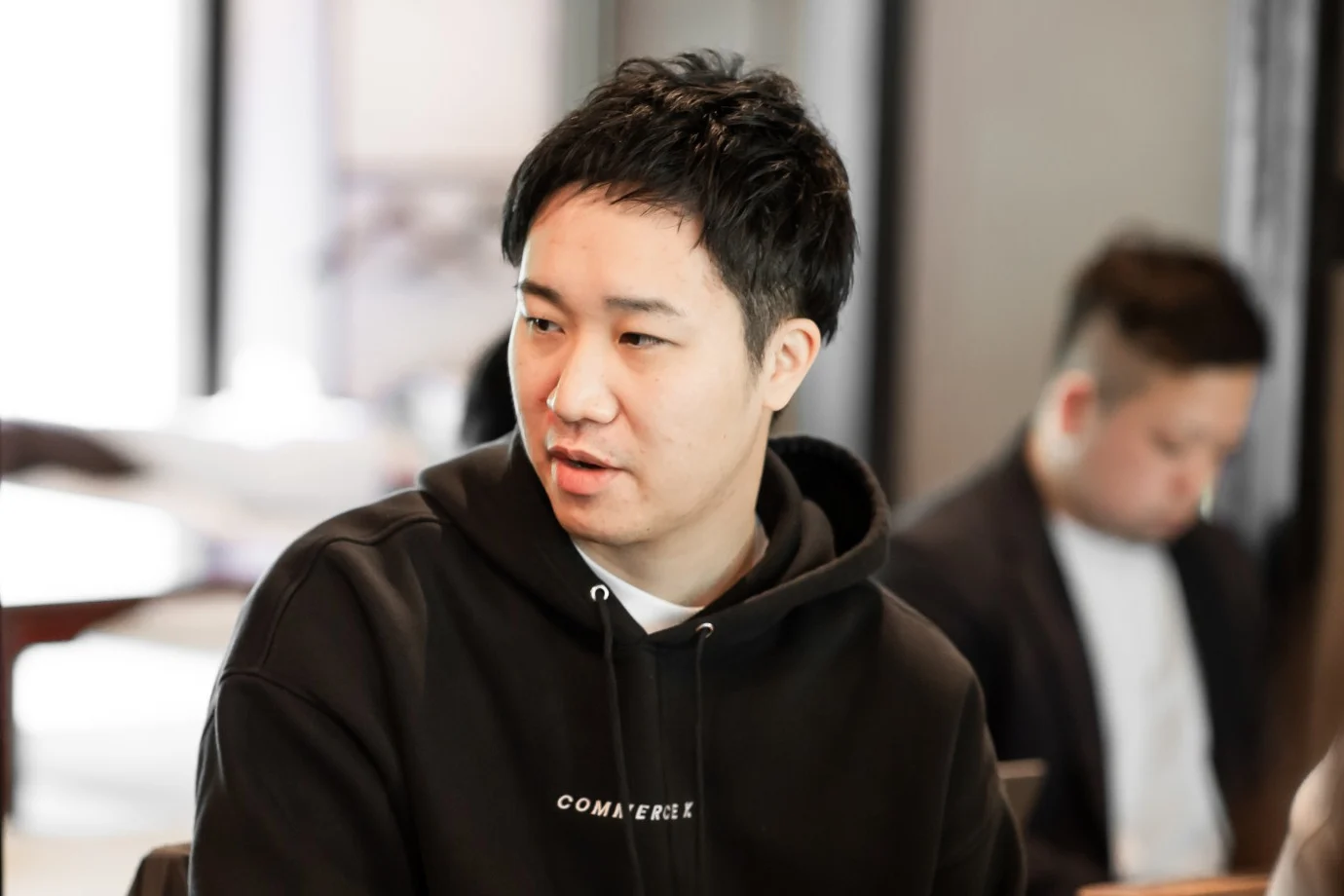 ミーティングで話すecoeat執行役員の藤岡